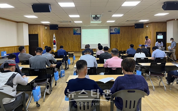 청양군보건의료원이 지난 5월 23일 건강증진센터에서 읍·면 방역인력 29명을 대상으로 방역소독 방법과 주의 사항, 약품 사용법 및 사업장 안전 관리, 중대재해처벌법 해설에 관한 교육 등을 실시했다.