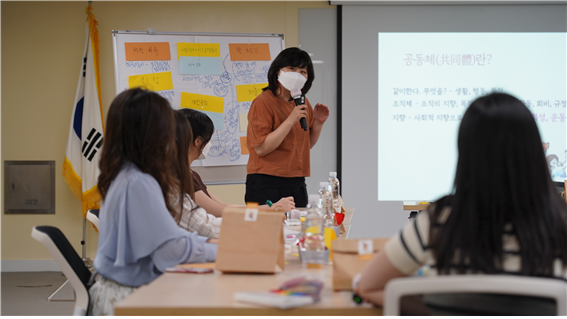 ‘공동체 길을 묻다’를 주제로 마련한 ‘소통광장- 시민아고라’가 열린 지난 23일 20대 참가자들이 공동체가 무엇인지 이야기 나누고 있다