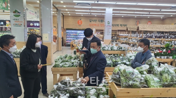 형형문 도곡농협 전무로부터 로컬푸드직매장 운영현황에 대해 경청하고 있다.
