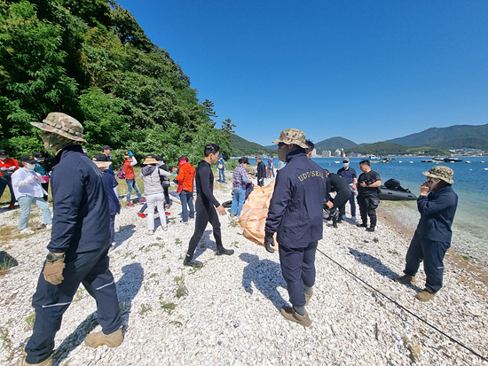 제 27회 바다의 날을 맞아 진해루와 대죽도 일대에서는 환경정화 활동동이 펼쳐 졌다(사진=창원시)