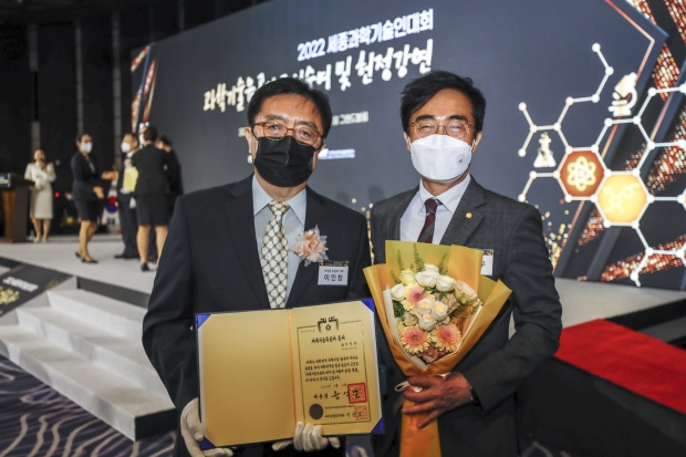 지난 5월 31일 개최된 ‘2022 세종과학기술인대회’에서 조명우 인하대 총장과 故이익춘 명예교수 가족이 기념촬영을 하고 있다.