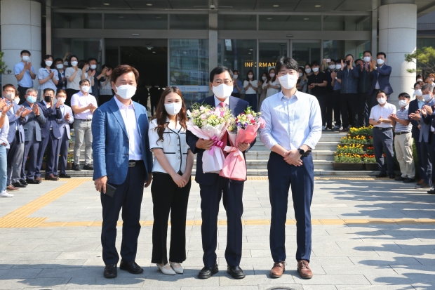 민선8기 경주시장으로 당선된 주낙영 시장이 2일 오전 경주시청 공무원들의 환영 속에 출근하고 있다