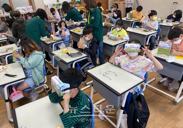 간이 VR(가상현실) 키르를 활용해 마치 직접 아산신도시물환경센터를 방문한 것처럼 체험하고 있는 모습.