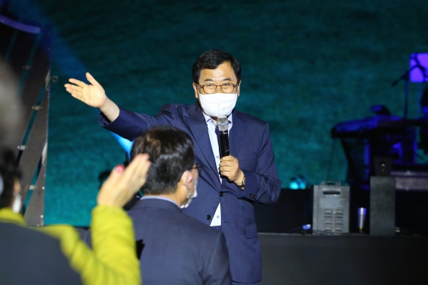 10일 열린 봉황대 뮤직스퀘어 공연에서 주낙영 경주시장이 관람객들에게 인사말을 전하고 있다