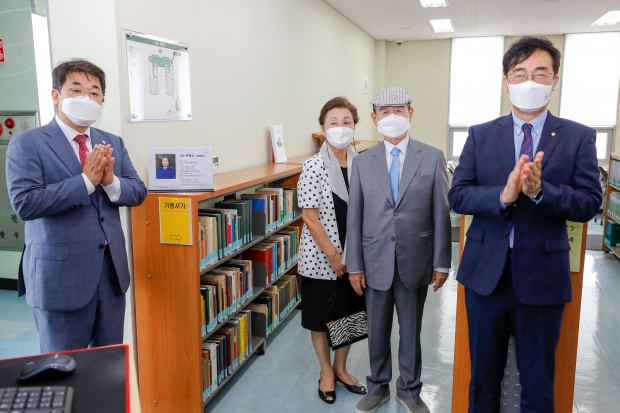 조명우 인하대 총장과 배준영 국회의원을 비롯한 가족들이 법학전문대학원 법학도서관에 조성된 배경숙 명예교수 기증서가를 둘러보고 기념촬영을 하고 있다.