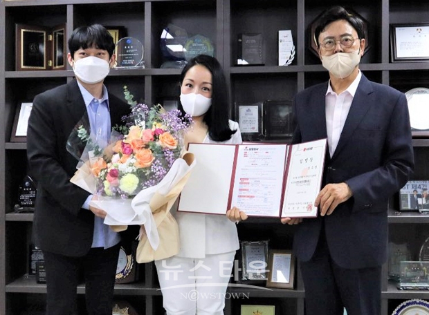 6월 14일 충남 아산시 지역사무소에서 서양화가 장소영 작가(중앙) 환영식에서 아산시갑 청년위원회 최아성 청년위원장(좌측)과 이명수 국회의원(우측)이 국민의힘 입당 및 ‘아산시갑 청년위원회 청년위원’ 임명을 전달했다.