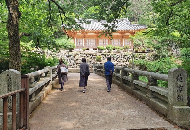 경주시가 문화체육관광부 주관 ‘종교문화여행 치유 순례 프로그램 지원 사업’에 선정됐다. 사진은 지역 종교문화 유산 답사 모습.