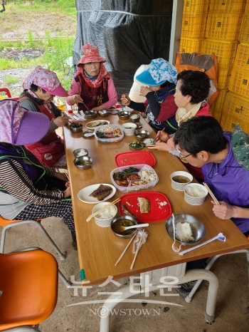문산읍 두산마을 공동급식 모습