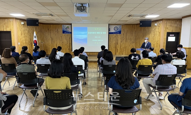 지난 6월 22일 청양군보건의료원이 김장묵 청양군 정책특별보좌관을 초청해 공공의료 정책의 변화와 우수 사례 등을 교육, 직원들에게 큰 호응을 얻었다.