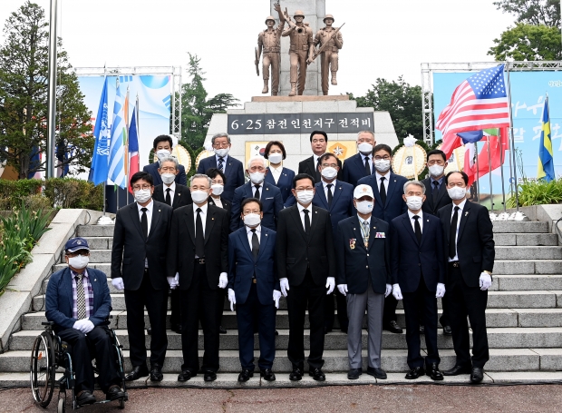 박남춘 인천광역시장이 25일 미추홀구 수봉공원 6.25 참전 인천지구 전적비에서 참배를 마친 뒤 기념촬영을 하고 있다.