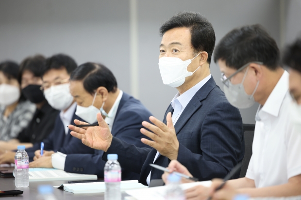 28일 김성제 의왕시장 당선인이 인수위원회에서 정책관련 보고를 받도있다