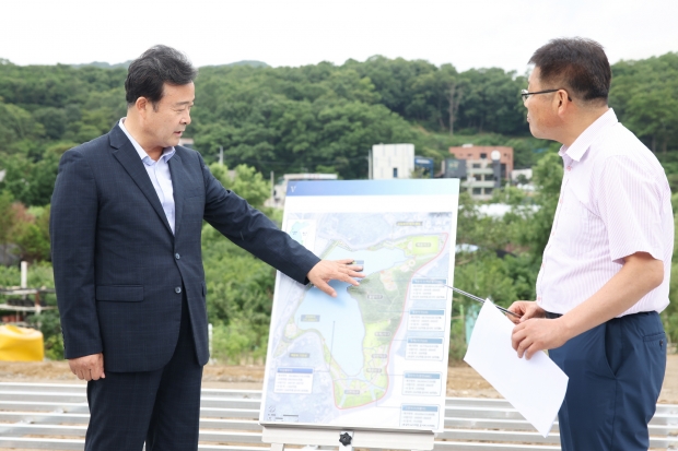 29일 김성제 의왕시장이 훼손지 복구사업에 대한 설명을 듣고 있다.