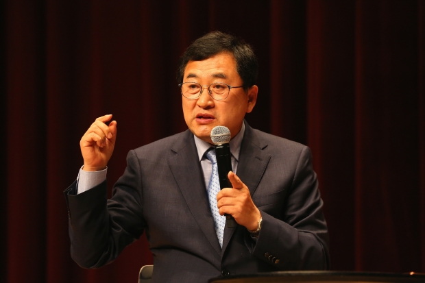 지난 17일 경주 화랑마을에서 열린 2025 APEC 정상회의 경주 유치 라이브 콘서트에 출연한 주낙영 경주시장 모습.