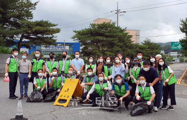 걷기 운동과 함께 주변의 쓰레기를 줍는 활동 ‘에코 플로깅’