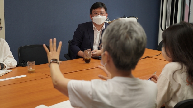 ‘함께 성장하는 이로운 컨설팅’에 참여한 A시설 관계자가 김우택 공인회계사에게 질의하고 있다.