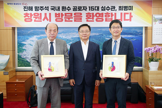 홍남표 창원특례시장은 일본 가고시마 망주석 환수 공로자에 감사의 뜻을 전했다(사진=창원시)