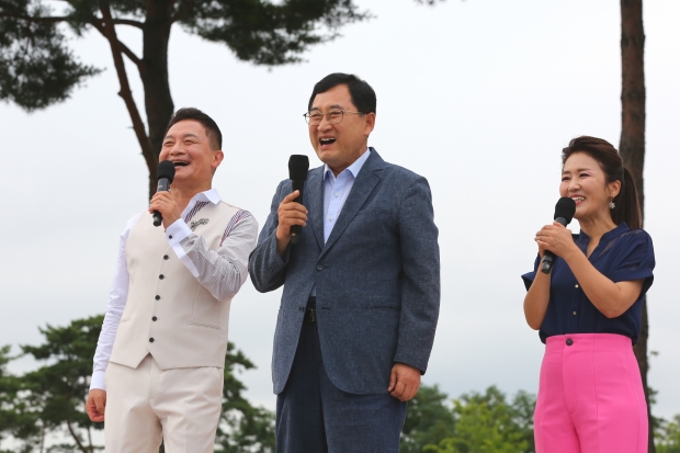 KBS 전국노래자랑 경주시편 공개 녹화가 지난 12일 오후 황성공원 타임캡슐광장 특설무대에서 열린 가운데, 주낙영 시장이 무대 올라 노래를 부르고 있다.