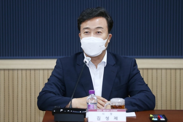 지난 15일 김성제 의왕시장이 인수위원회의 노고에 감사의 말을 전하고 있다.