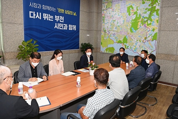 조용익 부천시장이 지난 18일 시민들의 고충을 듣고 해법을 모색하는 첫 ‘민원 상담의 날’을 운영, 총 8명의 시민을 대상으로 상담을 진행했다