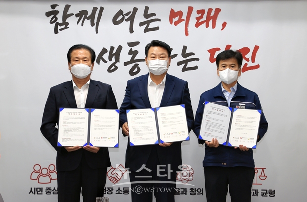 당진시가 7월 19일 오전 시청 목민홀에서 한전KPS(주)당진사업처, 당진시복지재단과 ‘당진형 아동보호 사회안전망 구축사업’ 업무 협약을 체결했다. 사진) 좌측부터 왕현정 당진시복지재단 이사장, 오성환 당진시장, 김선진 한전KPS(주)당진사업처장