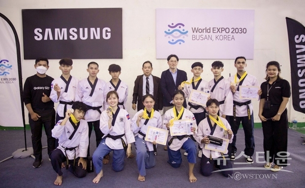 캄보디아 교육체육부와 삼성전자 관계자(사진 뒷줄 왼쪽에서 다섯번째, 여섯번째)가 대회에 참가한 캄보디아 청소년 선수들과 기념사진을 촬영하고 있다.  / 사진 : 삼성전자