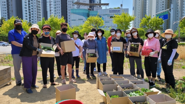 노숙인 무료급식소인 꽃동네회관 채소 기부활동 모습