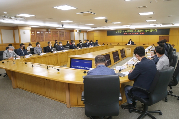 부천시는 지난 22일 ㈜정우파트너스건설 등 10개 시공사와 지역경제 활성화를 위한 업무협약을 맺었다