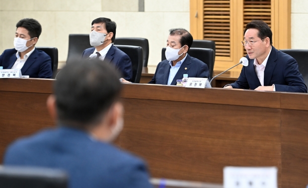 유정복 인천광역시장이 29일 시청 영상회의실에서 열린 '군수·구청장협의회'에서 인사말을 하고 있다.