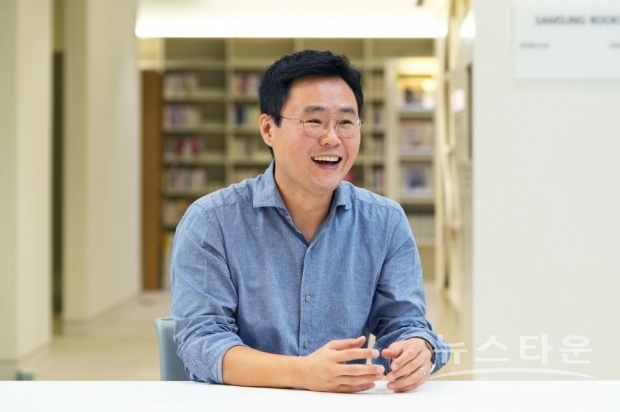 삼성전자와 아주대학교가 공동 개발한 초경량·초박형 인공근육 구동기에 관한 연구 논문이 세계적 학술지인 ‘네이처 커뮤니케이션스(Nature Communications)’에 최근 게재됐다. 사진은 연구에 참여한 삼성전자 신봉수 연구원.