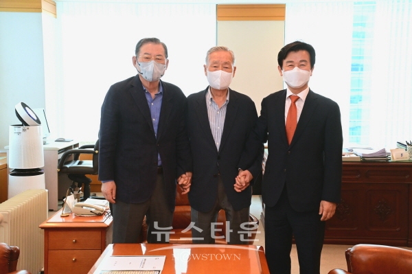 왼쪽부터 허동수 GS칼텍스(주) 명예회장, 허남각 삼양통상 회장, 조규일 진주시장