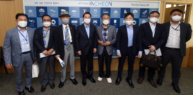 유정복 인천광역시장이 3일 시청 접견실에서 열린 '제1차 집단민원과 소통의 날'에서 논현33지구지주조합장 등 민원인들과 대화를 마치고 기념촬영을 하고 있다.