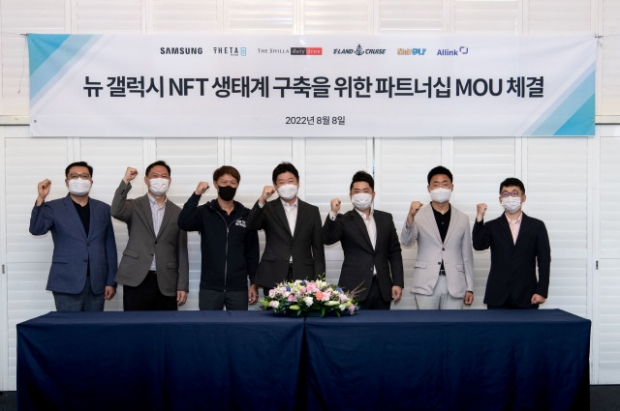 8일 오전 서울 여의도 선착장에 위치한 이크루즈 본사에서 이크루즈와 삼성전자가 파트너십 MOU를 체결했다. 사진 왼쪽부터 삼성전자 판매 최상진 그룹장, 삼성전자 이신우 파트장, 쎄타랩스 미치 리우 CEO, 신라 면세점 정동성 부점장, 이크루즈 박동진 대표, 쇼골프 홍성환 본부장, 올링크 김경동 대표.