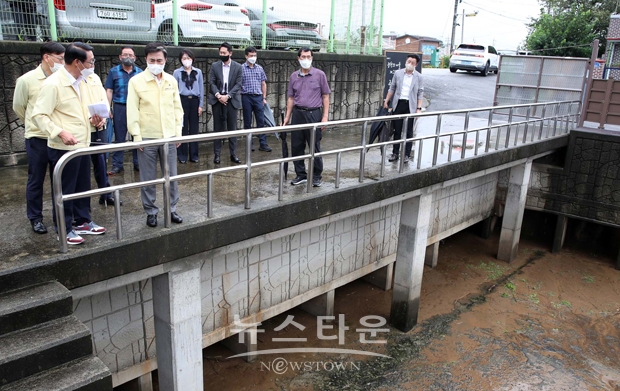 김태흠 충남도지사가 8월 11일 오전 호우특보에 따라 홍성군 광천읍 삼봉 배수 펌프장을 방문해 유수지, 펌프, 수문, 스크린, 수·배전시설 등을 점검했다. 김 지사는 “호우경보가 발효된 만큼 배수펌프장 등 수방시설 및 자재관리에 철저를 기해야 한다”며 “둔치 주차장이나 산책로, 지하차도와 주차장 등 침수 우려 시설은 선제적으로 통제할 수 있도록 준비해 달라”고 지시했다.