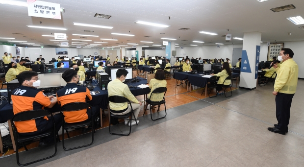 유정복 인천광역시장이 22일 시청 을지연습장에서 참가 직원들을 격려하고 있다.