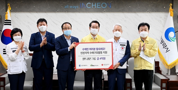 유정복 인천광역시장이 22일 시청 접견실에서 열린 '수해 구호활동 지원 기부금 전달식'에서 셀트리온 기우성 부회장에게 기부금을 전달받고 있다.