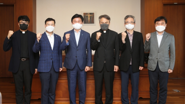 가톨릭대학교에서 기념촬영 모습. 파이팅을 외치고 있다
