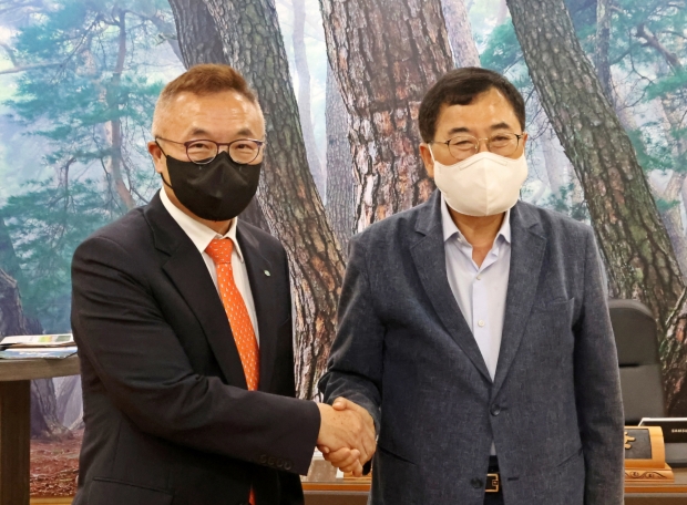 (왼쪽)황주호 한국수력원자력 신임 사장이 지난 22일 취임식 직후 경주시를 내방해 주낙영 경주시장과 환담을 나누고 있다.