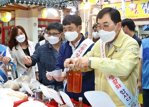 주낙영 경주시장이 추석명절을 앞둔 지난해 9월 경주 중앙시장을 찾아 추석장을 직접 보고 있는 모습.