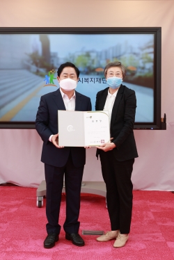 주광덕 남양주시장(왼쪽)과 이종림 제2대 남양주시복지재단 이사장(오른쪽)