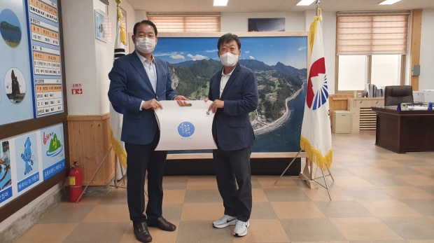 왼쪽부터 안승도 남구청장, 남한권 울릉군수