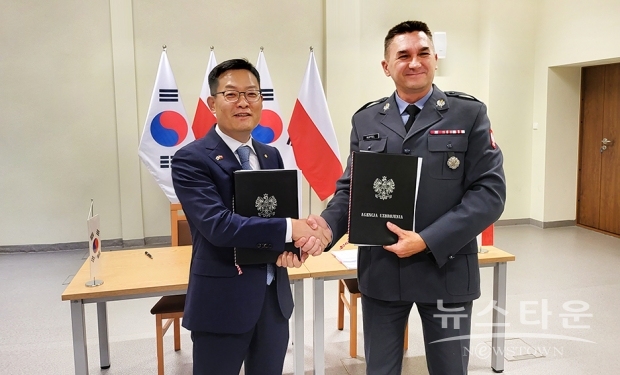 (왼쪽)한화디펜스 손재일 대표이사. (오른쪽)Artur Kuptel 폴란드 국방부 구매국장 / 사진 : 한화디펜스