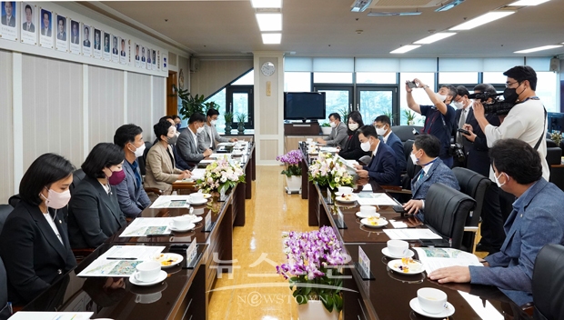 아산시의회가 8월 30일 오전 의장실에서 김태흠 충남도지사와 간담회를 가졌다. 의원들은 정부예산 공모사업인 곡교천 리버파크 조성사업에 관해 설명하며 김 지사에게 최우선으로 공모사업이 선정될 수 있도록 건의했다.