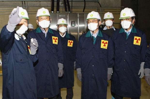 주낙영 경주시장이 지난달 31일 이상민 행정안전부 장관, 이철우 경북도지사와 함께 중저준위 방폐물처리장을 점검하고 있다.