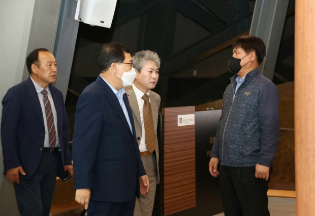 경주시장이 금관총 보존전시관을 방문해 운영상황 등을 점검하고 있다.