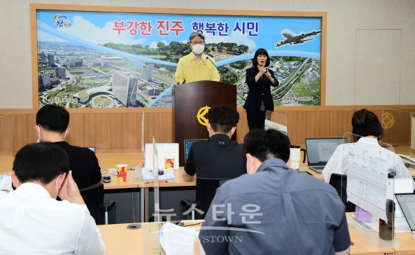 남강변 다목적문화센터 관련해 신종우 진주 부시장이 기자회견을 하고 있다.