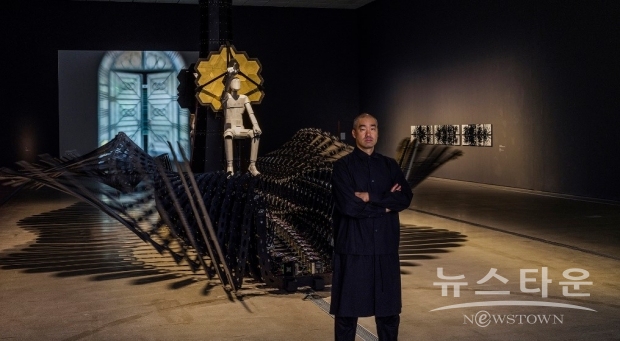 1990년대 초부터 현재까지 정교한 설계를 바탕으로 살아 숨쉬는 듯한 ‘기계생명체(anima-machine)’를 제작해 온 최우람 작가의 개인전으로, 설치/ 조각/영상/드로잉 등 신작 49점을 포함한 총 53점의 다양한 작품들이 전시된다. / 사진 : 현대자동차