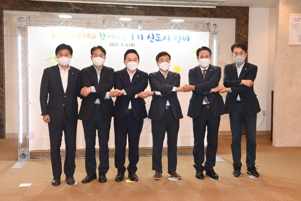 원희룡 국토교통부 장관과 1기 신도시 지자체장들이 8일 오후 서울 종로구 세종대로 정부서울청사에서 열린 간담회에서 기념촬영을 하고 있다
