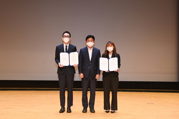 조용익 부천시장이 신규공직자( 대산동 민원위생과 허준, 소사본동 환경건축과 장한별)와 함께 기념촬영을 하고 있다.