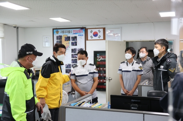 이강덕 포항시장이 유관기관(구룡포 해경)에 철저한 태풍 대비를 당부하고 있다