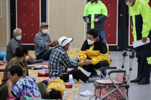 이강덕 포항시장이 장기면 다목적복지회관을 방문해 주민대피상황을 점검하고 있다